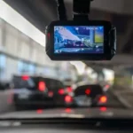 camera-dash-ou-gravador-de-video-de-carro-em-veiculo-a-caminho
