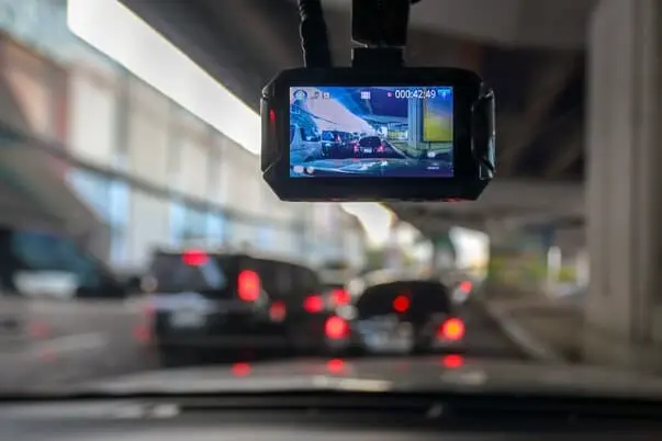 camera-dash-ou-gravador-de-video-de-carro-em-veiculo-a-caminho