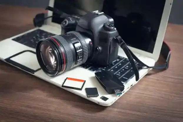 camera-dslr-e-laptop-modernos