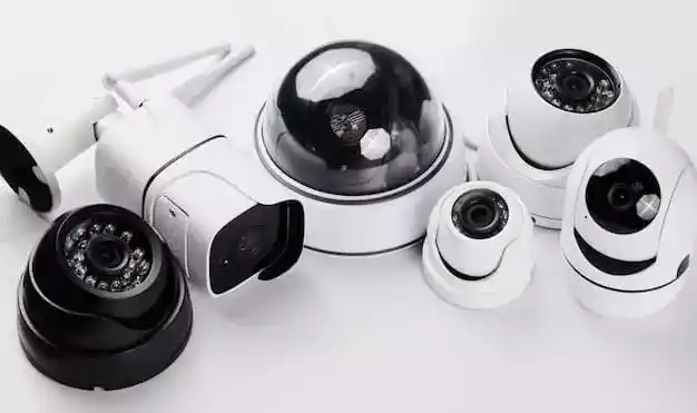 conjunto-de-cameras-de-vigilancia-de-diferentes-cameras-videcam-cctv-isoladas-em-fundo-branco-close-up-conceito-de-sistema-de-seguranca-em-casa
