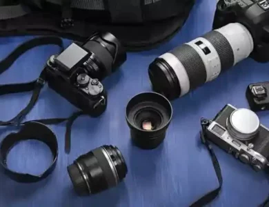 equipamento-do-fotografo-em-um-fundo-de-madeira-azul-escuro