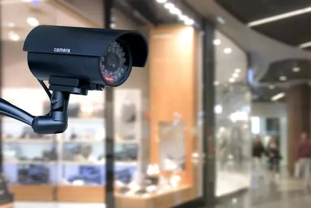 o-conceito-de-seguranca-atraves-da-camera-de-vigilancia-no-shopping
